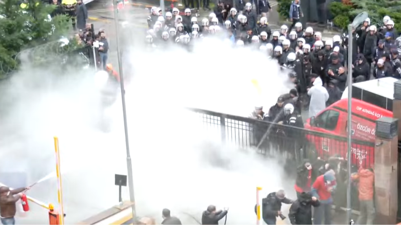 CHP Genel Merkezi’ne polis müdahalesi